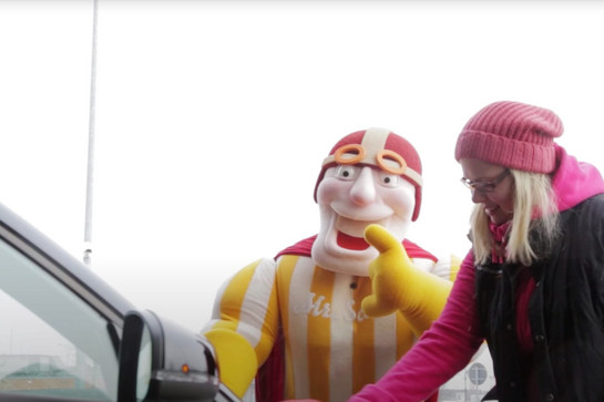 Mr Scandi steht vor einem Auto