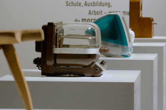 bb_sgot_teaser_02.jpg Alte Haushaltsgeräte stehen auf einem Podest in einem Museum