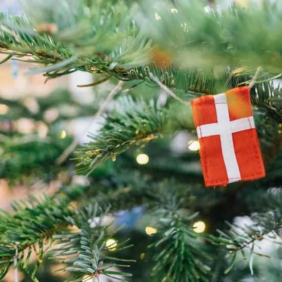 Kleine dänische Stoffflagge "Dannebrog" im Tannengrün