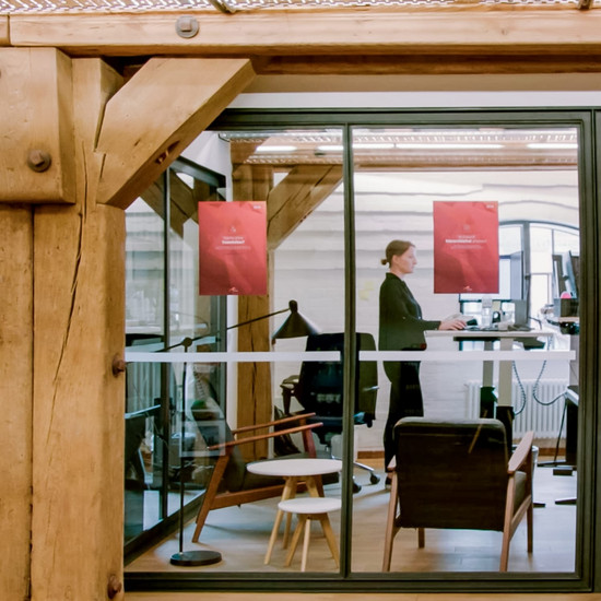 Eine Frau steht am Schreibtisch