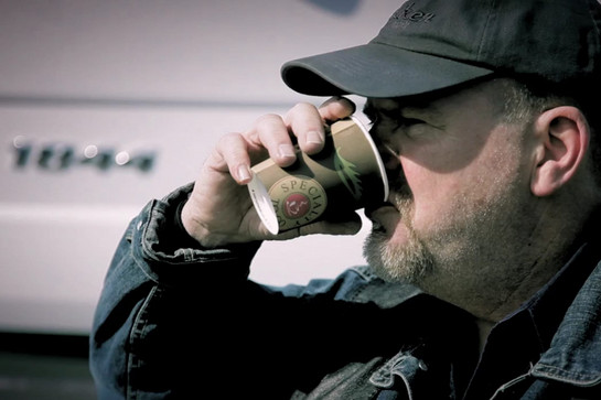 Ein Trucker trinkt einen Kaffee