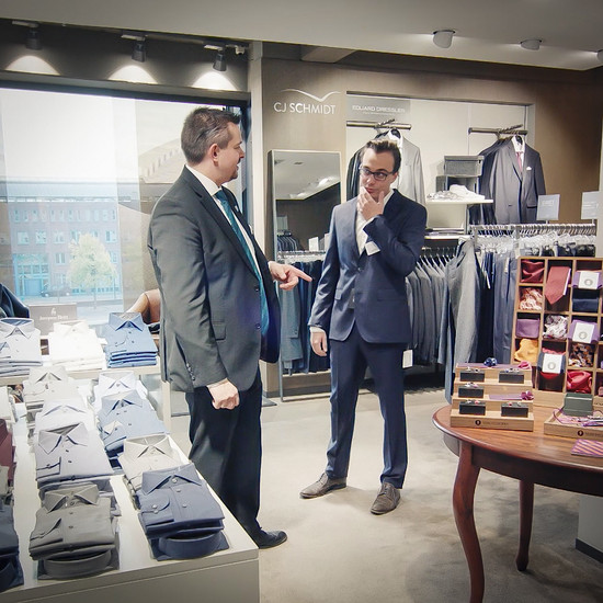 Ein Kunde probiert einen Anzug an bei CJ Schmidt