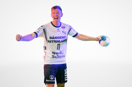 Ein SG Spieler hält einen Ball in der Hand