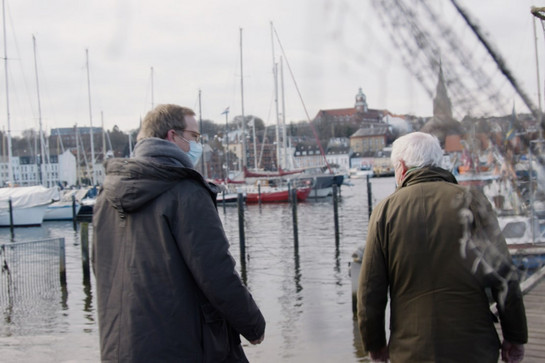 Maximilian Bruhn geht auf einem Steg am Hafen