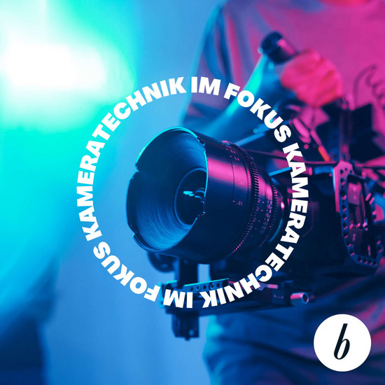 Eine Kamera in buntem Licht