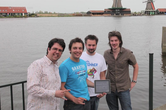 Vier Personen stehen mit einem Ipad am Wasser