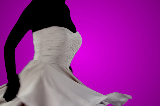 Eine Frau dreht sich mit ihrem Kleid