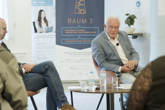 bb_kubi_teaser_ss5.jpg Wolfgang Kubicki sitzt in einem Lederstuhl und hört einer Frau zu