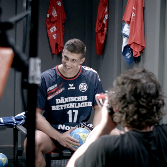 Ein SG Spieler sitzt in einer Kabine