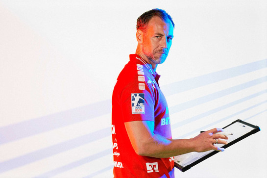 Der SG Trainer malt eine Spielstrategie auf eine Tafel