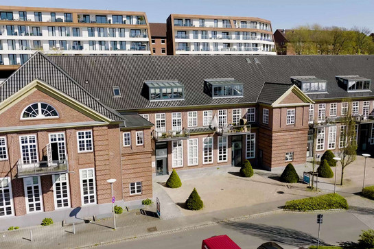 Blick auf die <span class='h2'>HOCHZWEI</span> Fassade