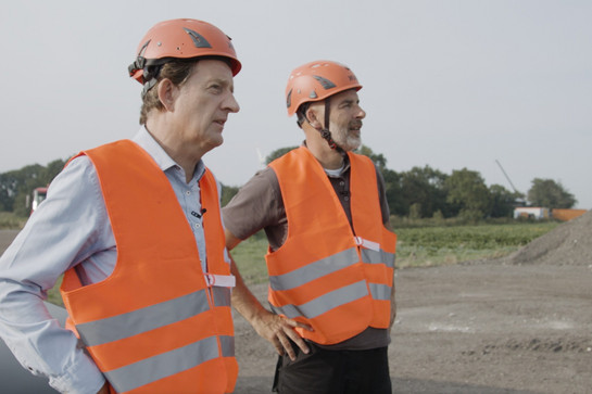 York trägt eine Warnweste und einen orangenen Helm