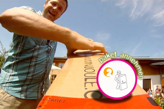 Ein Mann trägt ein Paket von Mini Joule
