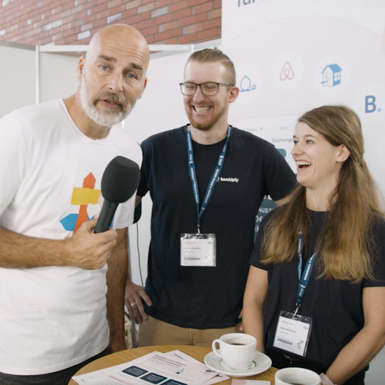 York trägt ein weißes Tshirt mit dem Domizil Logo