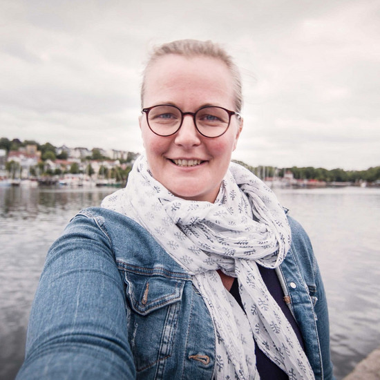 Eine Frau mit Brille macht ein Selfie