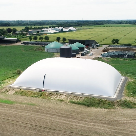 Blick auf einen weißen Silo
