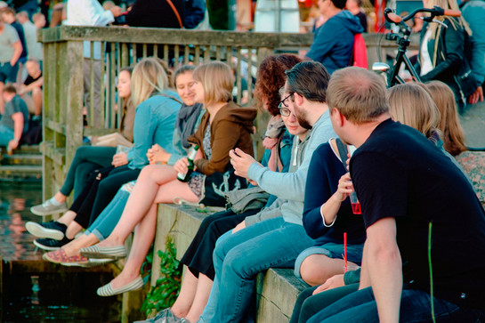 Personen sitzen am Flensburger Hafen
