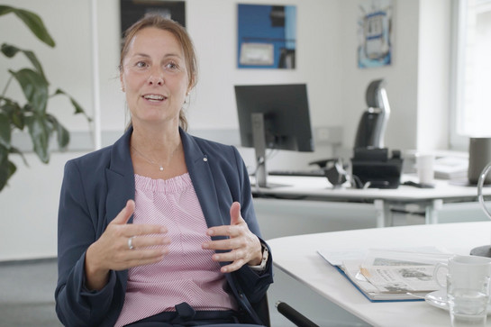 Eine Frau der HLA gibt ein Interview