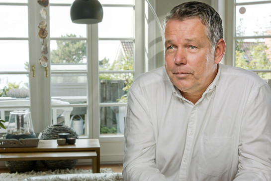 Ein Mann mit Hemd im Interview