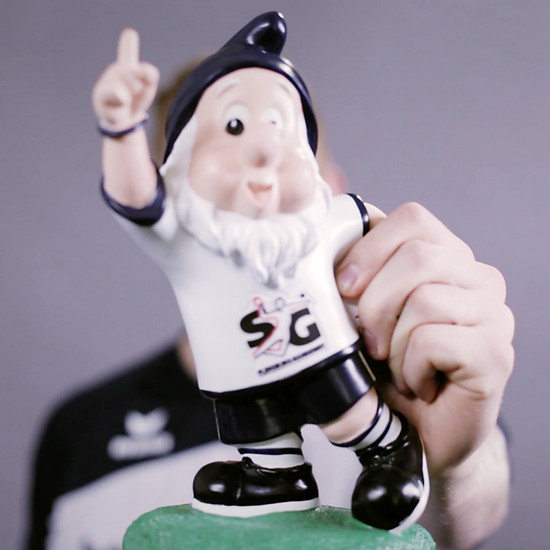 Ein Gartenzwerg im SG Shirt