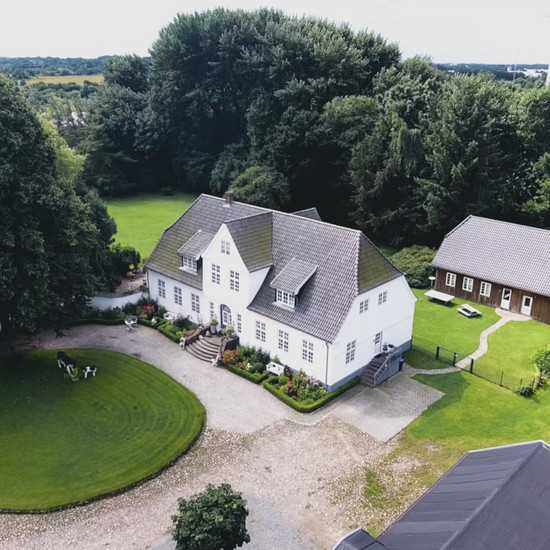 Luftbild einer weißen Immobilie