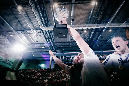 Ein SG Spieler hält einen Pokal