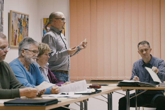Ein Mann erzählt etwas in einem Meeting