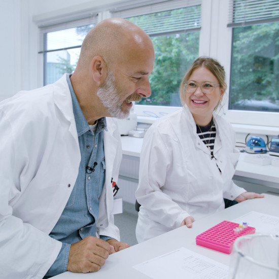 Eine Laborantin lächelt York an