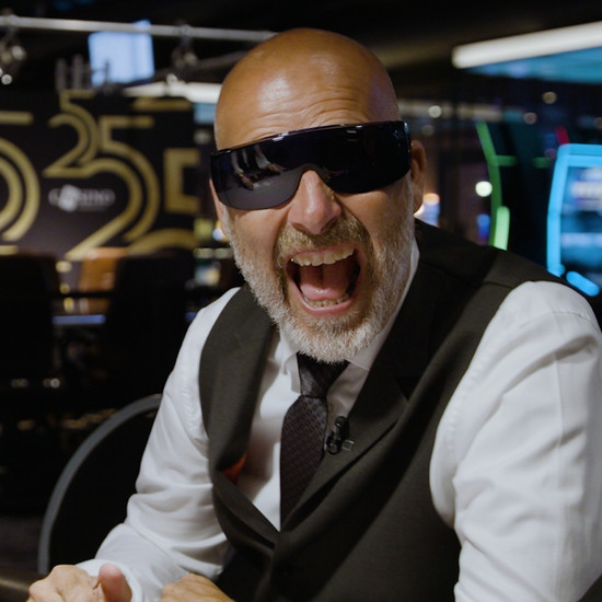 York trägt eine dunkle Brille