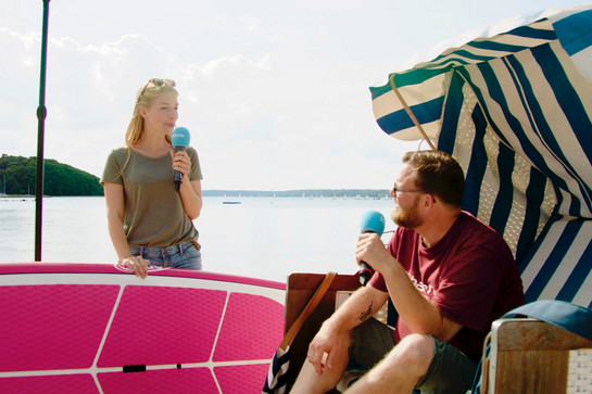 Malin und Daniel sitzen in einem Strandkorb