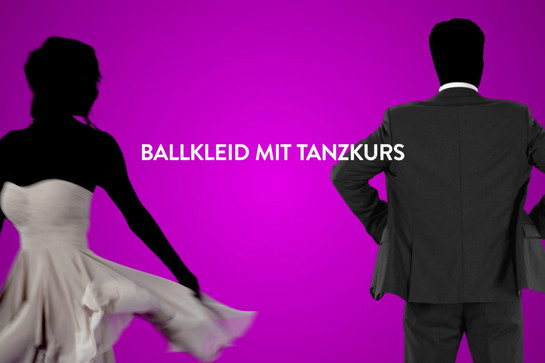 Eine Frau und ein Mann tanzen zusammen