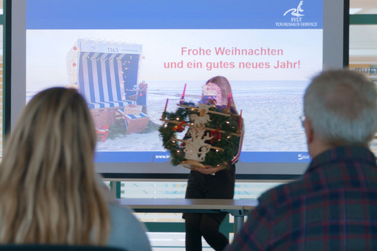 bb_tsw_teaser_05.jpg Eine Frau hält einen Weihachtskranz