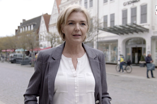 Blonde Topmodel Teilnehmerin im Interview