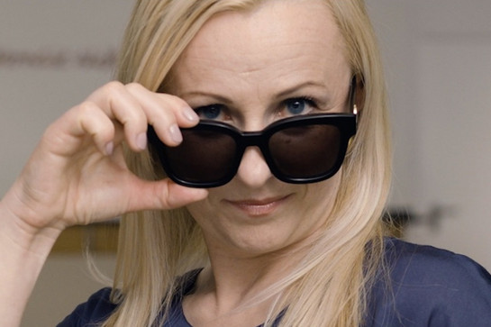 Eine Frau trägt eine schwarze Sonnenbrille