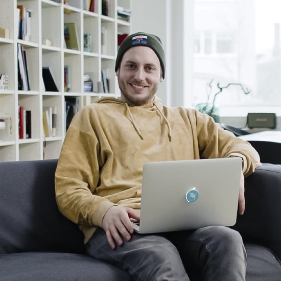 Semesterticket bestellen & nutzen Ein Mann sitzt mit einem Laptop auf dem Schoß