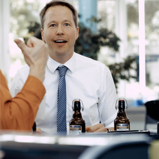 Ein Mann im Anzug guckt überrascht in die Kamera