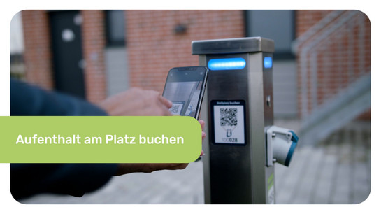 Eine Person scannt einen QR Code