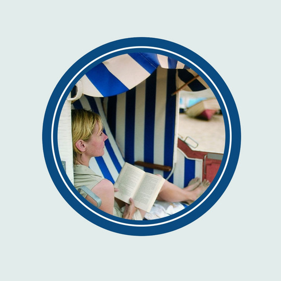 Runder Ausschnitt zeigt Blick in einen blau-weißen Strandkorb