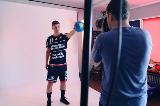 Lasse Svan hält einen Handball in die Kamera