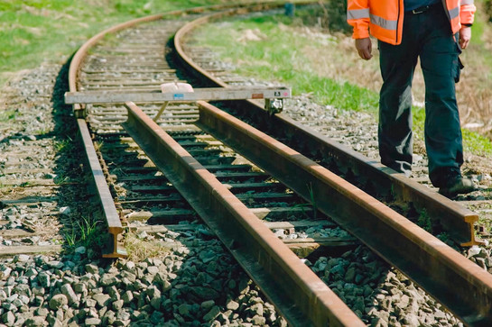 Zwei verschobene Bahnschienen