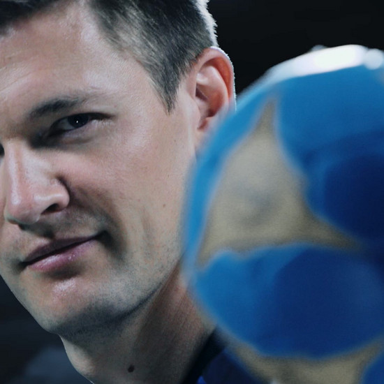 Ein SG Spieler hält einen Ball in der Hand