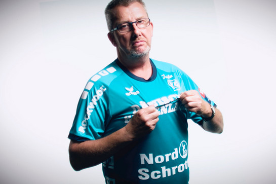 Ein Mann zeigt stolz sein SG Flensburg Handewitt Trickot