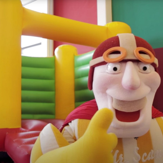 Mr Scandi steht vor einer Hüpfburg