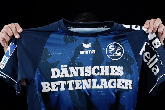 bb_sg_trikot_praesentation_2016_17_teaser_02.jpg Ein SG Spieler hält ein Trikot hoch