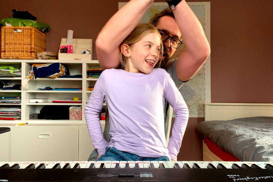 bb_solidaritaetincoronazeiten_teaser_06.jpg Joachim Freitag spielt Keyboard mit seiner Tochter