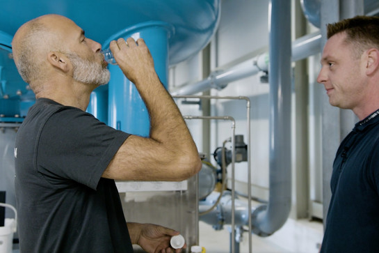 York trinkt ein Schluck Wasser