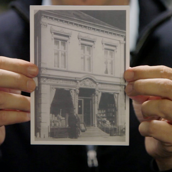 Ein Mann hält eine Fotografie hoch