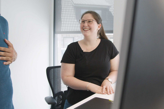 York lacht mit einer Mitarbeiterin im Steuerbüro