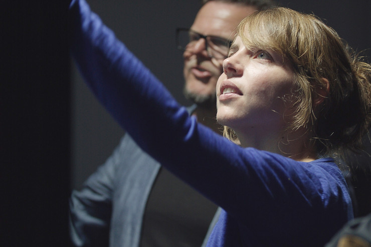 Eine blonde Frau wird angeleuchtet vom Deckenlicht