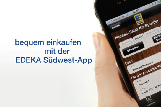 Person surft auf der Edeka Süd west app